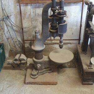 Trapano antico a colonna manuale dell'800 perfettamente funzionante